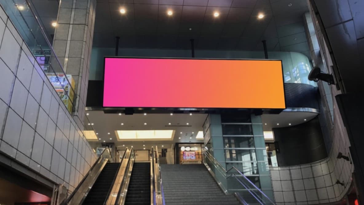 LINKS UMEDA 1F 吹き抜けビジョン